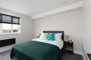 4 bedrooms, iron/ironing board, internet, bed sheets