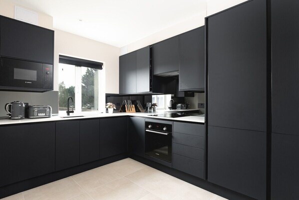 Kühlschrank, Mikrowelle, Ofen, Herdplatte