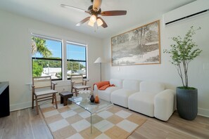 Living area - Beautiful Luxury Loft - minutes from beaches and downtown! w/ Free Shuttle Rides (West Palm Beach)