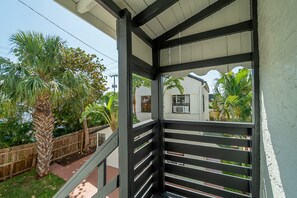 Property grounds - Beautiful Luxury Loft - minutes from beaches and downtown! w/ Free Shuttle Rides (West Palm Beach)