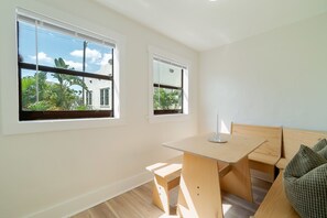 Dining - Beautiful Luxury Loft - minutes from beaches and downtown! w/ Free Shuttle Rides (West Palm Beach)