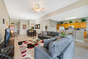 Smart-tv, videospelletjes, een dvd-speler en tafelvoetbal