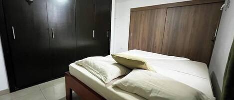 2 dormitoris, planxa i posts de planxar, wifi i roba de llit