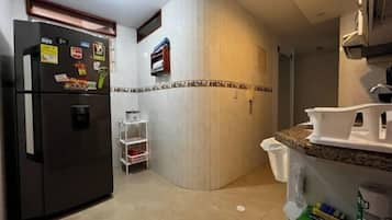 Kühlschrank, Ofen, Wasserkocher mit Kaffee-/Teezubehör, Mixer