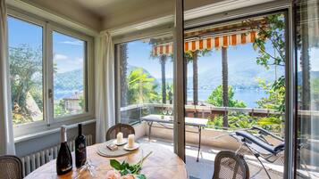 Standard Apartment, 1 Bedroom, Microwave (Queen Lake View Apartment with) | Dining