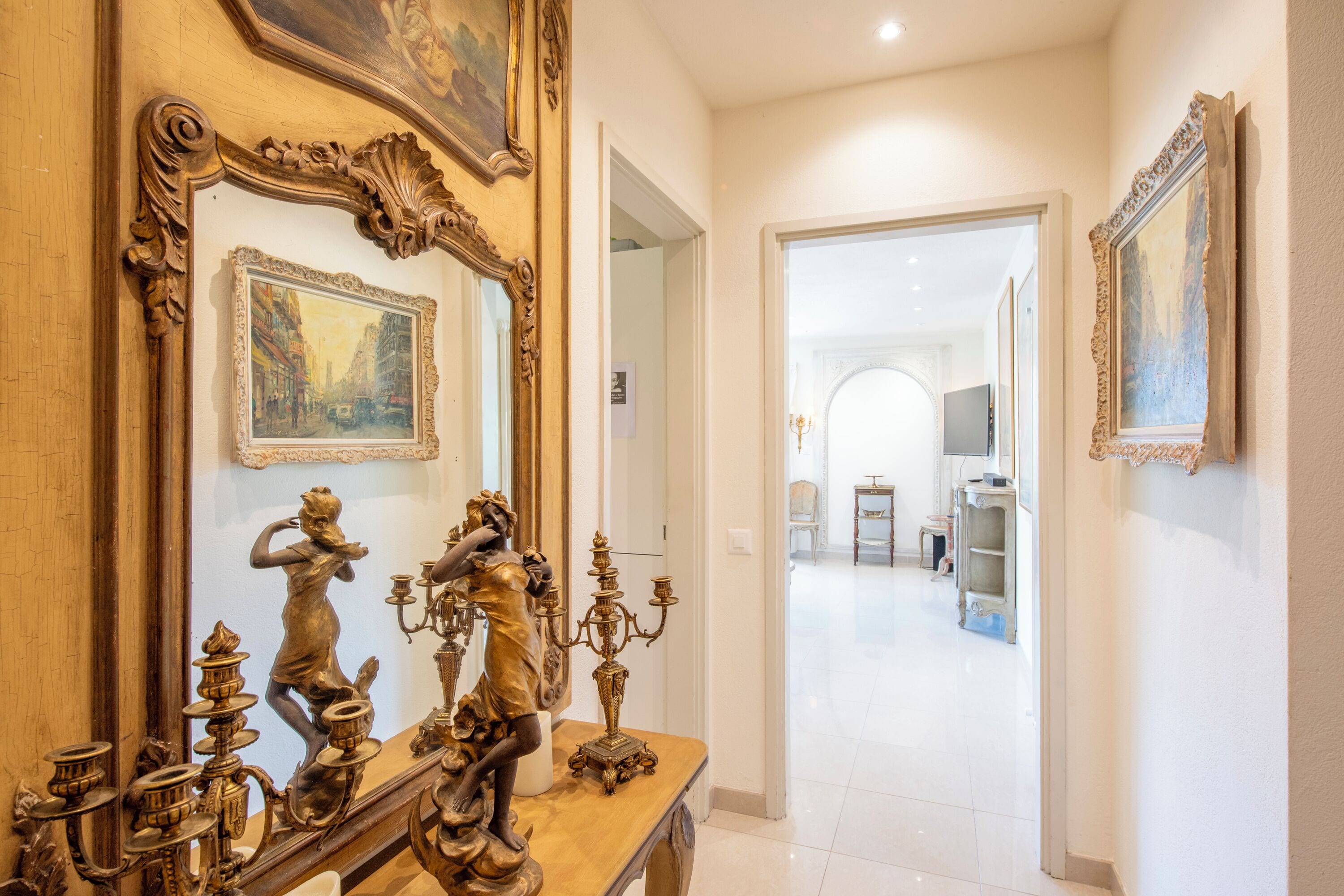 Standard Apartment, 1 Bedroom, Microwave (Queen Lake View Apartment with) | Interior