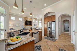 Kylskåp, mikrovågsugn, ugn och spishäll