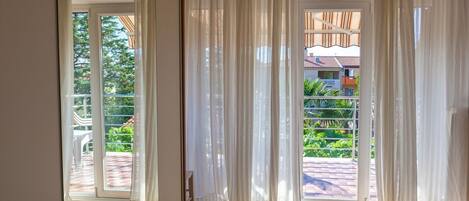 3 habitaciones, tabla de planchar con plancha, wifi y ropa de cama