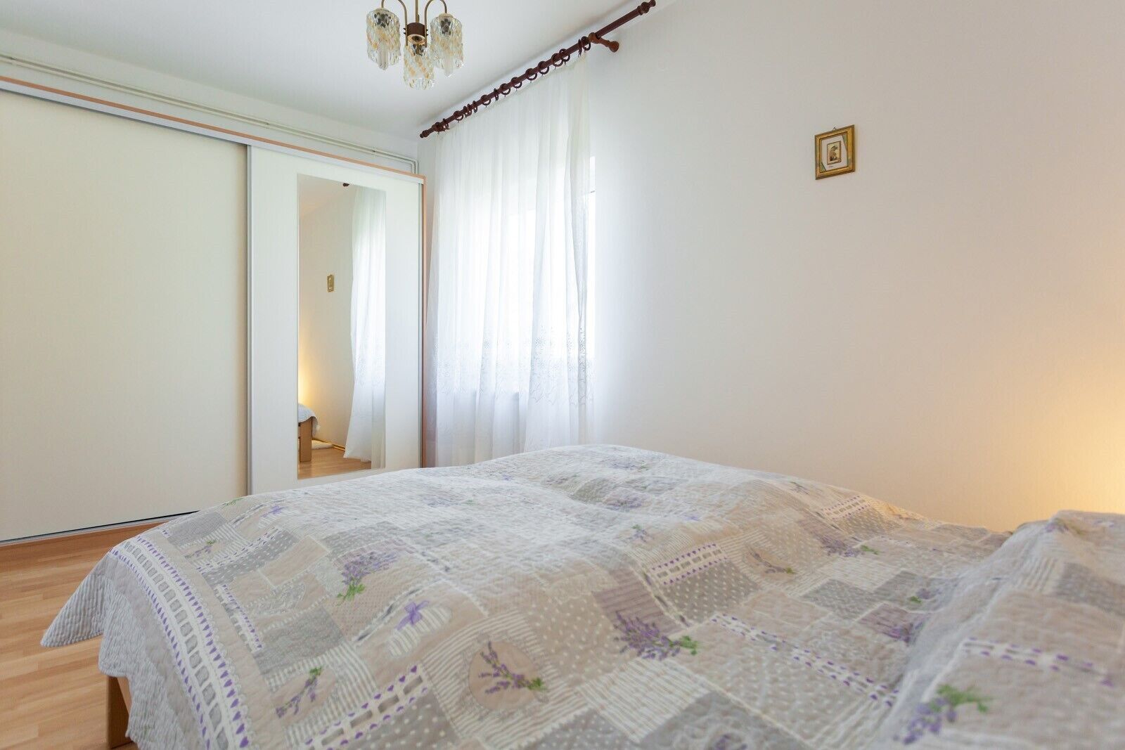 Dormitorio amplio y acogedor con ambiente cálido y mucha luz natural, ideal para descansar y relajarse.