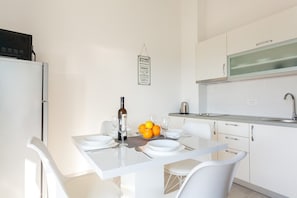 Refrigerador, microondas, parrilla de estufa y cafetera y tetera 