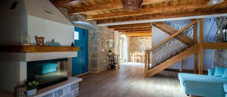 Televisie en een open haard