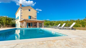 Pool - Ideal villa for families or groups – 3 bedrooms and a pool on the island of Krk (Bajcici)
