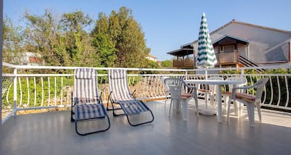 Geräumiges Apartment mit einem Schlafzimmer und Klimaanlage