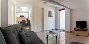 TV - Spacious one-bedroom apartment with air conditioning (Sveti Vid Miholjice)