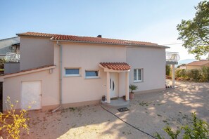 Exterior - Spacious one-bedroom apartment with air conditioning (Sveti Vid Miholjice)