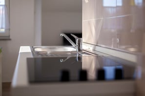 Fridge, oven, stovetop, coffee/tea maker