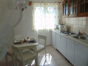 Fridge, microwave, oven, stovetop - Vintage apartment in Malinska with WiFi and AC (Malinska)