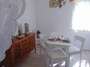 Dining - Vintage apartment in Malinska with WiFi and AC (Malinska)
