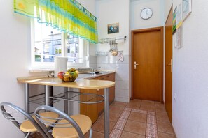 Réfrigérateur, four à micro-ondes, surface de cuisson, cafetière-théière
