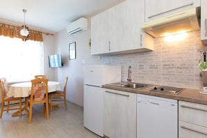 Réfrigérateur, micro-ondes, plaque de cuisson, cafetière/bouilloire