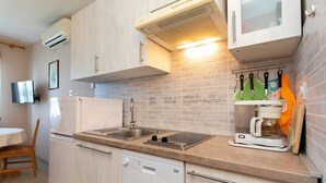 Wasserkocher mit Kaffee-/Teezubehör, Kühlschrank, Mikrowelle, Herdplatte
