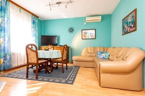 Living area - Apartment for 4-5 persons by the beach, with WiFi and AC (Vantacici)