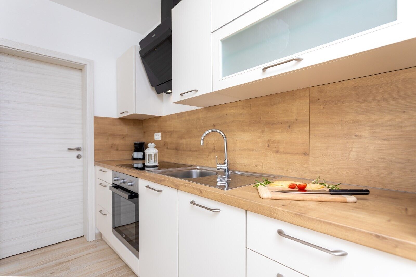 Kjøleskap, ovn, kokeplater og kaffetrakter/tekoker