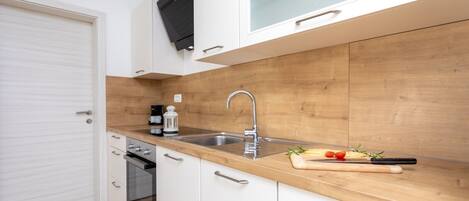 Kjøleskap, ovn, kokeplater og kaffetrakter/tekoker