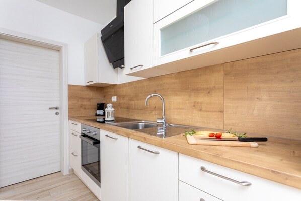 Réfrigérateur, four, plaque de cuisson, cafetière/bouilloire