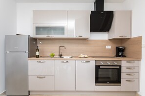 Fridge, microwave, oven, stovetop - Spacious apartment only 150 m from beach for 2-3 persons (Vantacici)