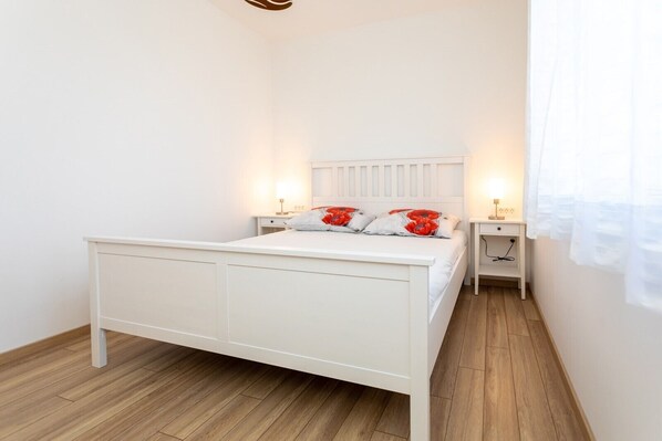 1 bedroom, WiFi, bed sheets - Spacious apartment only 150 m from beach for 2-3 persons (Vantacici)