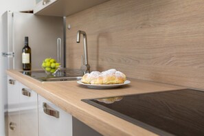 Fridge, microwave, oven, stovetop - Spacious apartment only 150 m from beach for 2-3 persons (Vantacici)