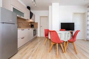 Frigorifero, microonde, forno, piano cottura