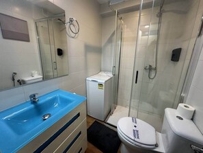 Dusj, hårføner, såpe og sjampo