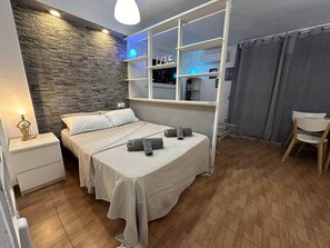 1 habitación, tabla de planchar con plancha, wifi gratis y ropa de cama 