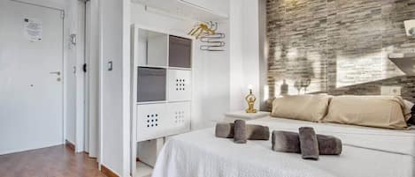 Tabla de planchar con plancha, wifi gratis y ropa de cama