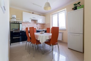 Fridge, oven, stovetop, dishwasher