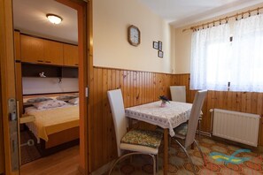 1 bedroom, WiFi, bed sheets - Apartment in Malinska for 2-3 persons with AC and WiFI on ground floor (Malinska)