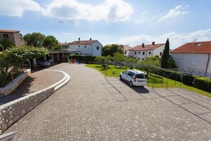 Property grounds - Spacius one bedroom apartment with AC, WiFi and parking space (Malinska)