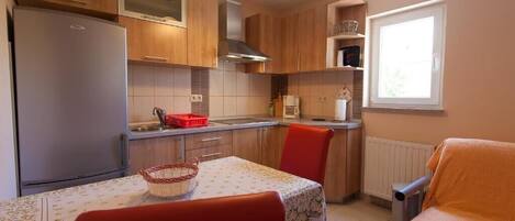Refrigerador, microondas, horno, placa de cocina