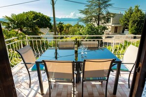 Outdoor dining - Seaview apartment with AC, WiFi and parking for 4-5 persons (Malinska)