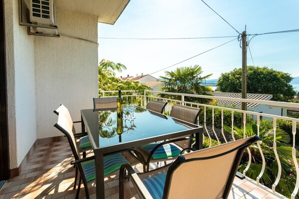 Outdoor dining - Seaview apartment with AC, WiFi and parking for 4-5 persons (Malinska)