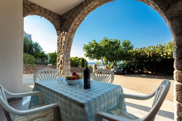 Outdoor dining - Apartment just 100 m from Porat beach, with AC, WiFi and free parking (Porat)