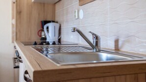 Cafetière/bouilloire, réfrigérateur, four, plaque de cuisson