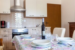 Fridge, oven, stovetop, coffee/tea maker - Apartment just 100 m from Porat beach, with AC, WiFi and free parking (Porat)