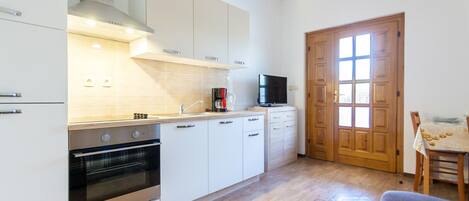 Réfrigérateur, four, plaque de cuisson, cafetière/bouilloire