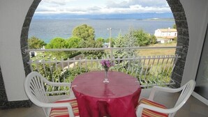 Outdoor dining - 2 person apartment with sea view, WiFI and parking (Porat)