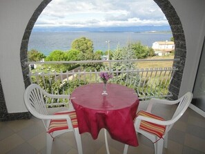 Outdoor dining - 2 person apartment with sea view, WiFI and parking (Porat)