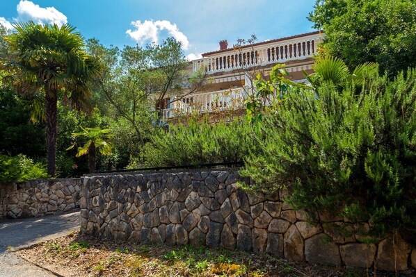 Exterior - Apartment in Malinska 500 m from beach (Malinska)