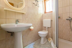 Shower, towels - Apartment in Malinska 500 m from beach (Malinska)